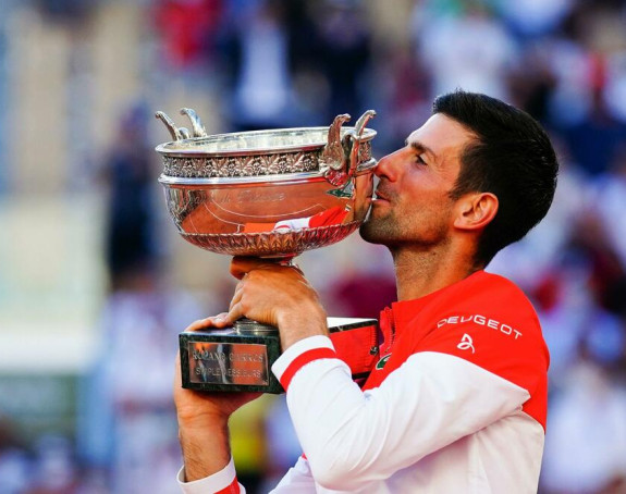 Novak donio pehar sa Rolan Garosa u Beograd