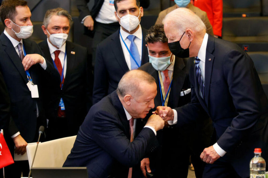 Komičan pozdrav Bajdena i Erdogana na samitu NATO-a