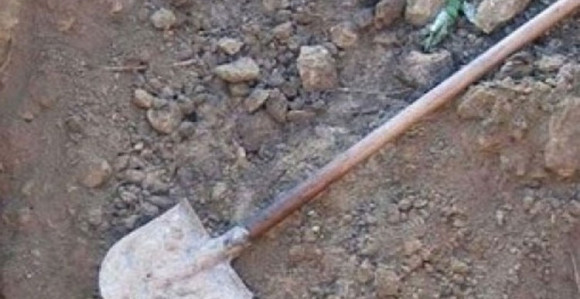 Мушкарац другог мушкарца ударио лопатом по глави