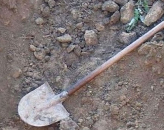 Muškarac drugog muškarca udario lopatom po glavi