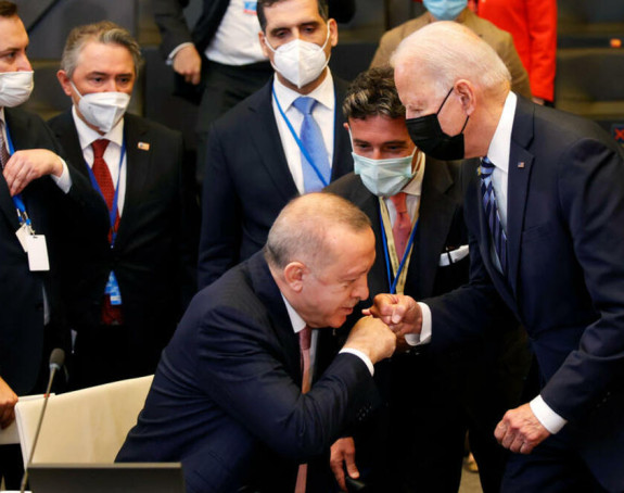 Komičan pozdrav Bajdena i Erdogana na samitu NATO-a