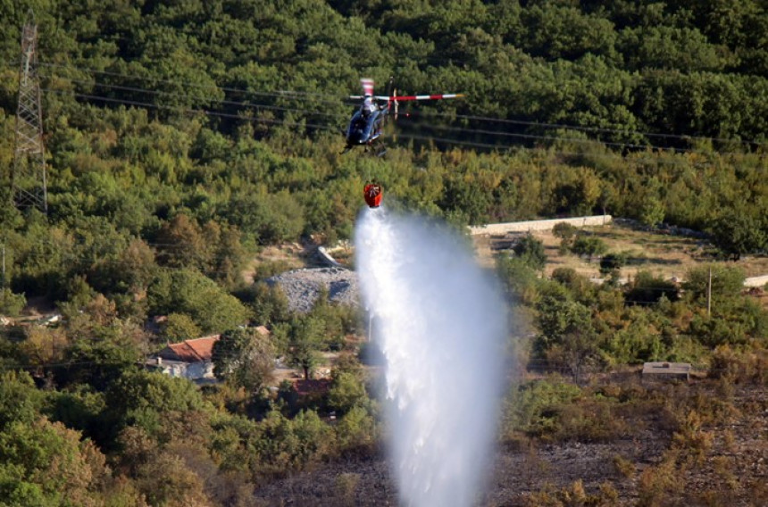 Helikopter gasi požar na Zupcima kod Trebinja