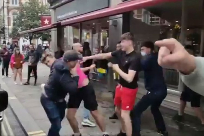 Sijevaju pesnice između Engleza i Škota (VIDEO)