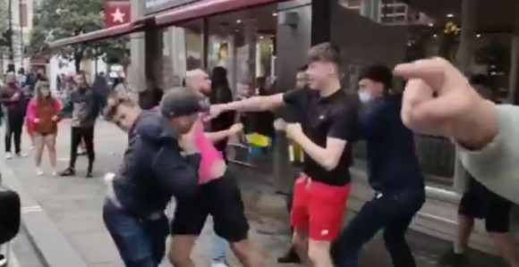 Sijevaju pesnice između Engleza i Škota (VIDEO)