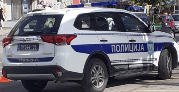 Automobil sletio sa puta, tri osobe povrijeđene