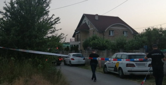 Pomagao drugu pa za njim upao u septičku jamu