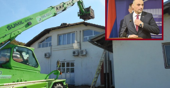 Ево зашто Дарко Бањац диже руку у Народној скупштини