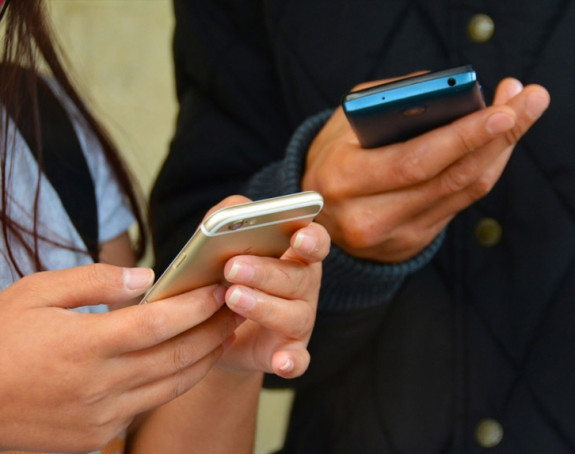 Isključiće im mobilne telefone ako se ne vakcinišu!