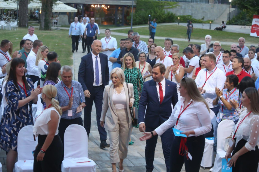 "Ne kupujemo članove i ne ucjenjujemo poslom u državnoj upravi"