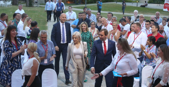 "Ne kupujemo članove i ne ucjenjujemo poslom u državnoj upravi"