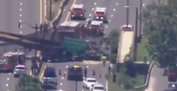 Srušio se pješački most, kamion ostao zaglavljen