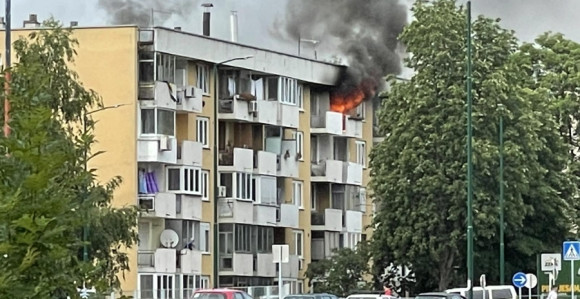 Jezive slike: Požar guta stan na vrhu zgrade