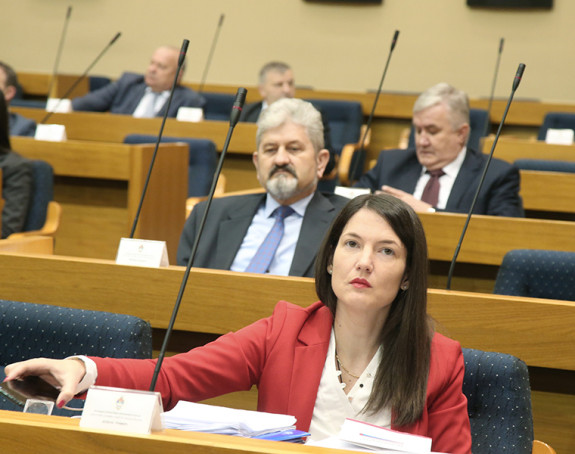 Ispade da je ovo zakon za narod, a ne za funkcionere!