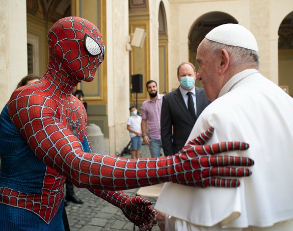 Необичан гост у костиму Спајдермена - код папе!