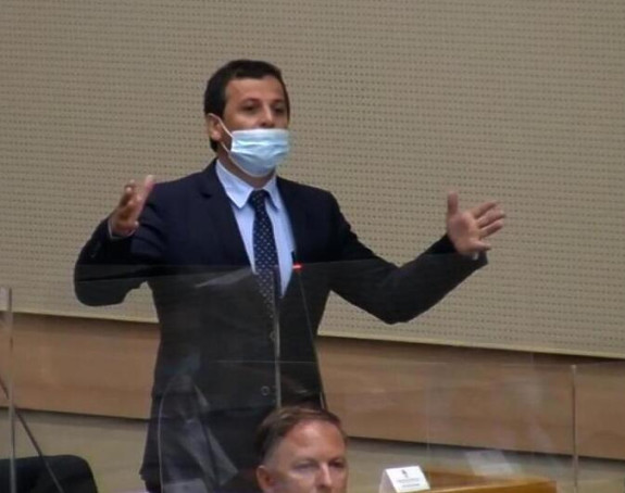 Zbog gušenja slobode govora umalo fizički obračun u Parlamentu Srpske?! (VIDEO)