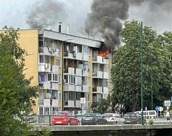 Језиве слике: Пожар гута стан на врху зграде