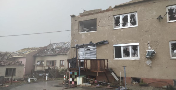 Snimci razornog tornada: Oluja nosi sve pred sobom