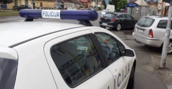 U centru Nove Pazove vozilo udarilo dvije djevojke
