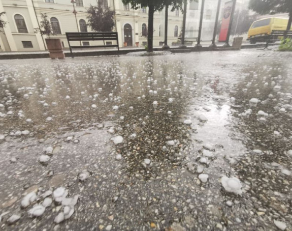 Srbija: Oluja nosila crepove i lomila drveće