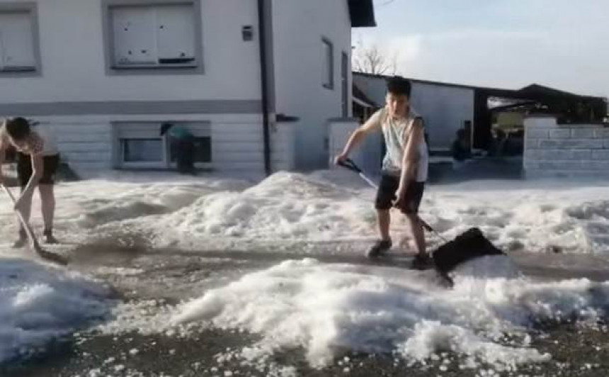 Лопатама чистили лед испред кућа у Хрватској (ВИДЕО)