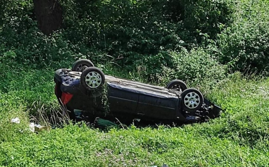 Pežo se prevrnuo, povrijeđeni su dijete i žena