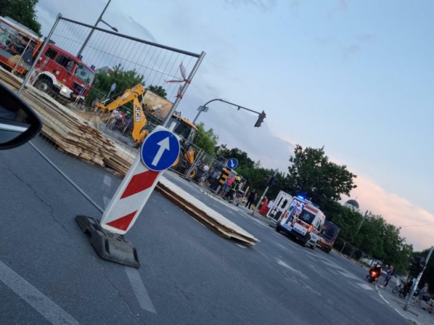 Čovjek upao u rupu na gradilištu sa djetetom u naručju