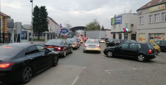 Počela sezona godišnjih odmora: Gužve na granicama