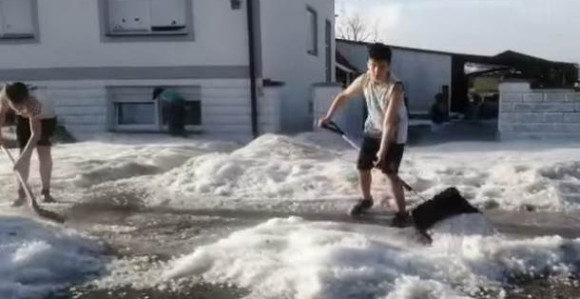 Lopatama čistili led ispred kuća u Hrvatskoj (VIDEO)
