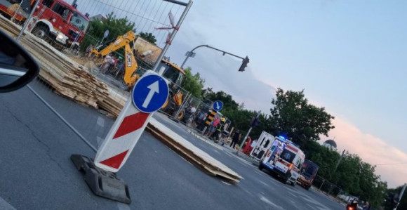 Čovjek upao u rupu na gradilištu sa djetetom u naručju