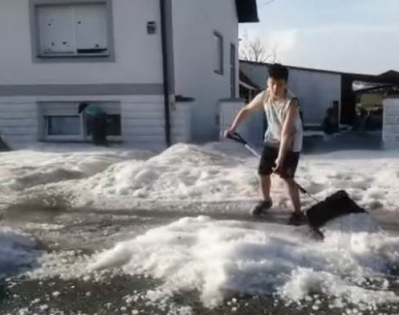 Lopatama čistili led ispred kuća u Hrvatskoj (VIDEO)