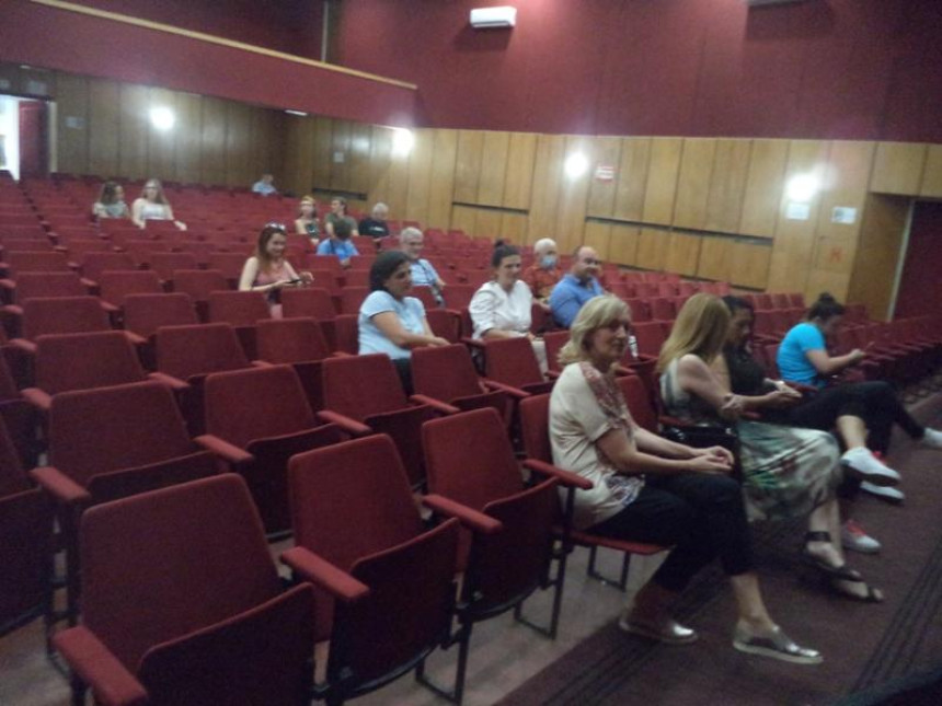  Bruka u Srpcu: Pozorišna predstava u praznoj dvorani