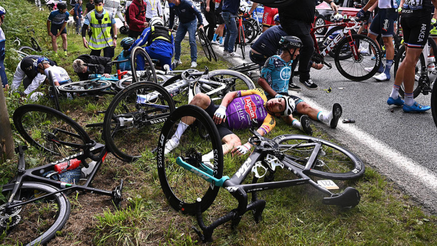 Несрећа на Тур де Франсу! Срушила 50 возача (ВИДЕО)