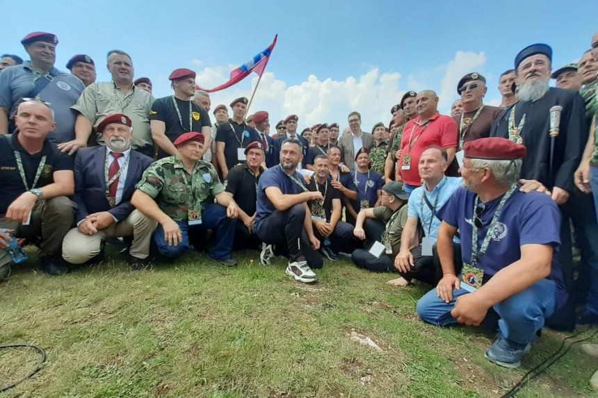 Predsjednik Srbije se fotografisao sa herojima sa Košara