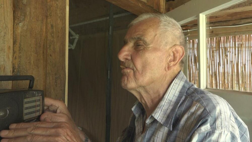Kemal već 50 godina ne vadi iz usta košticu šljive