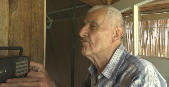 Kemal već 50 godina ne vadi iz usta košticu šljive