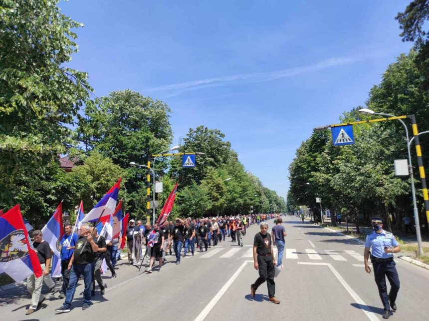 Док једни славе Видовдан, други протествују у БЛ