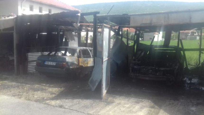 Dva automobila i pomoćni objekti izgorjeli u Ljubinju