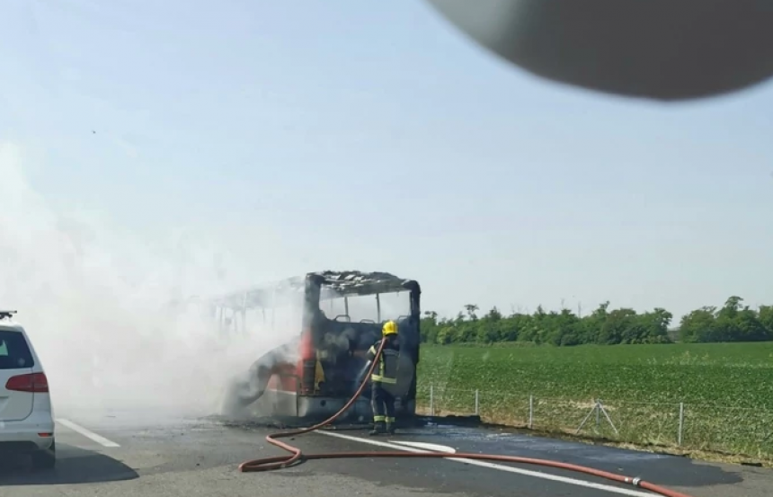Zapalio se autobus između Novog Sada i Subotice