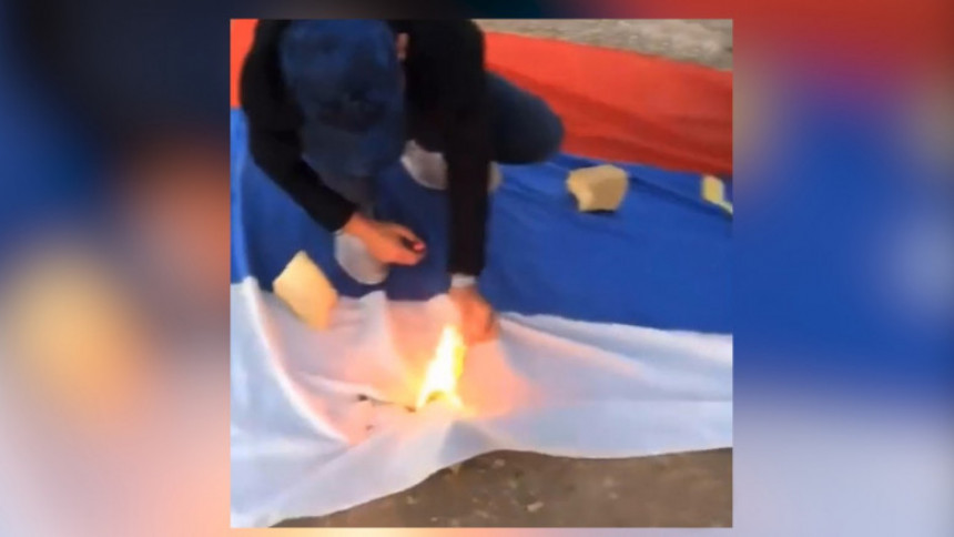 Вандали окачили снимак паљења заставе СПЦ-а