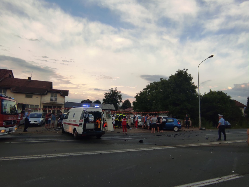 Banjaluka: Težak udes, vatrogasci izvlače povrijeđene