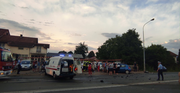 Banjaluka: Težak udes, vatrogasci izvlače povrijeđene