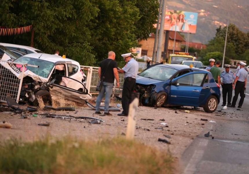 Četiri osobe povrijeđene u sudaru tri automobila