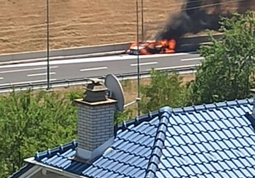 Auto se zapalio na autoputu kod Banjaluke