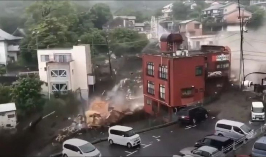 Jako nevrijeme pokrenulo klizište, 20 ljudi nestalo