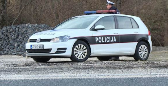 Automobil sletio s kolovoza, poginuo vozač