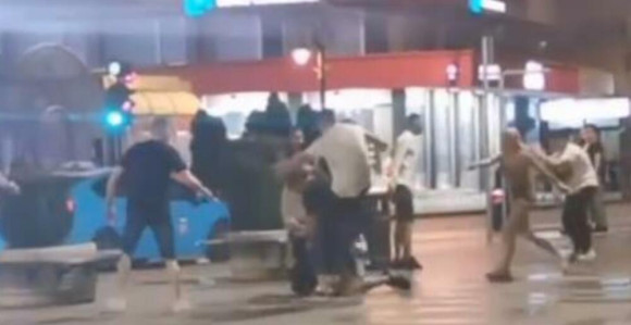 U centru Niša: Mladići se tuku, djevojke vrište