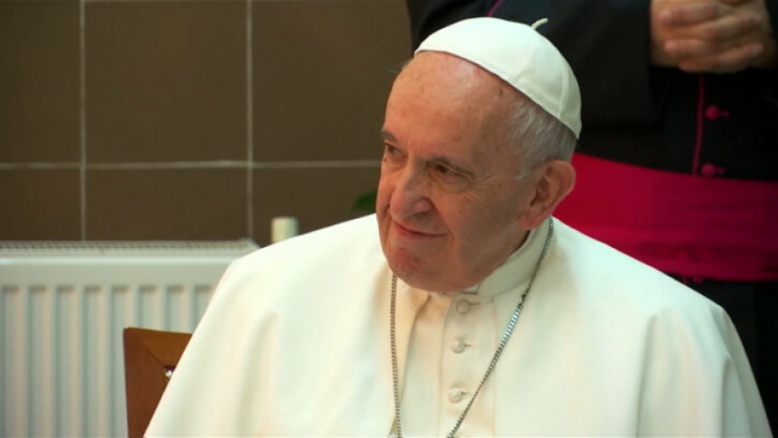 Papa Franjo prebačen u bolnicu
