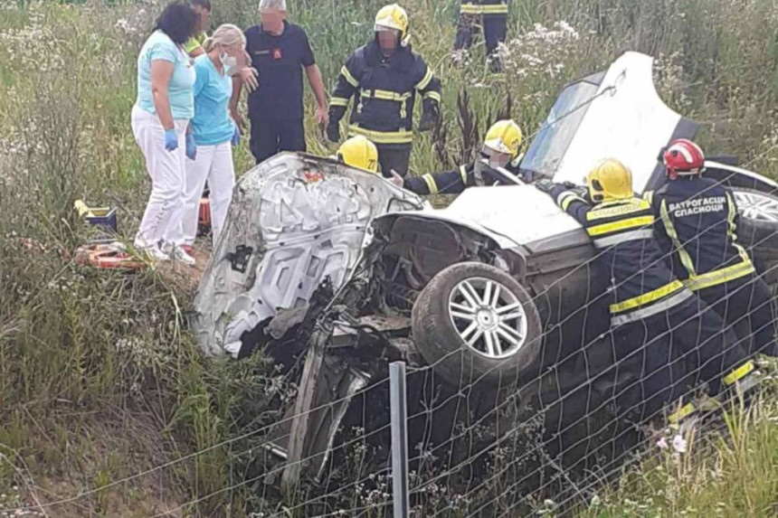 Poginuo doktor, žena i djeca teško povrijeđeni