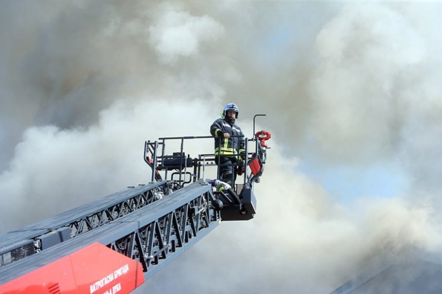 Пожар код Шибеника: Буктињу гаси 17 ватрогасаца