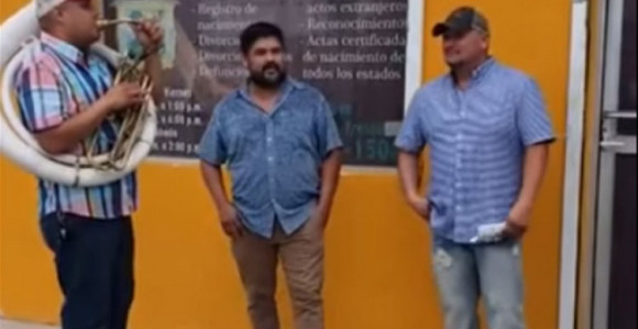 Potpisao razvod braka sa orkestrom za proslave